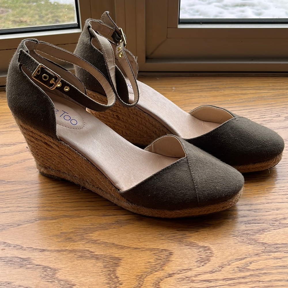Me too Blakely espadrille wedges. Olive green Size 10 GUC